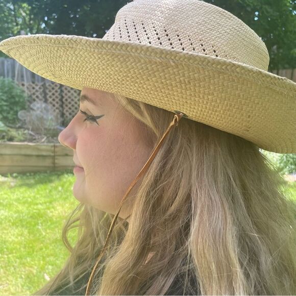 Straw hat with diagonal woven pattern and strap - Picture 3 of 5